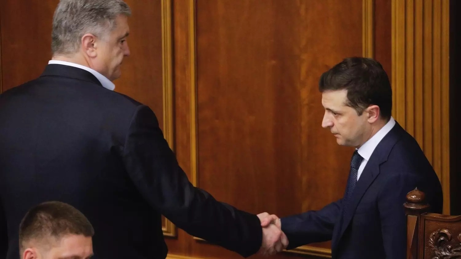 Бывший президент Украины Петр Порошенко (слева) и президент Украины Владимир Зеленский (справа). Теперь их обоих «ищет» полиция