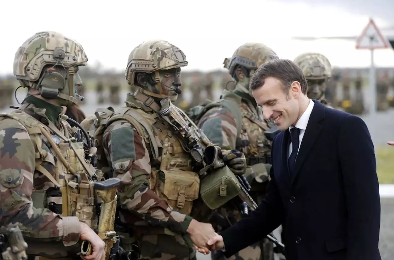 Макрон напомнил, что Франция уже неоднократно направляла свои войска в разные страны мира, и Украина в этом смысле не станет исключением
