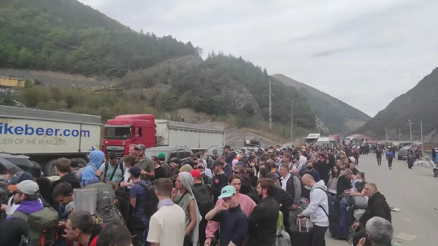 Так начиналась очередная волна русской эмиграции, когда тысячи релокантов выстроились в очереди на границе с Грузией