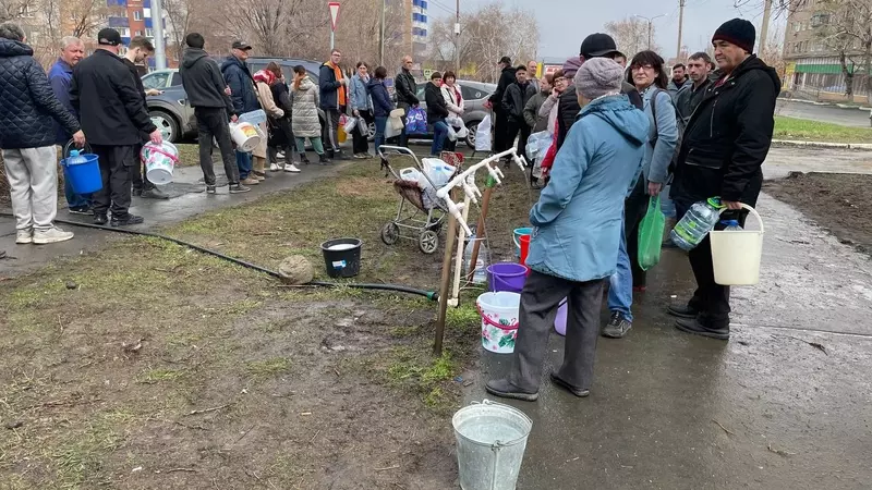 Орск и Оренбург остались без воды: люди ждут дождя и стоят в очередях с ведрами