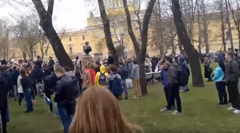 В Петербурге с заявителей митинга взыщут 7,3 млн рублей за порчу газонов