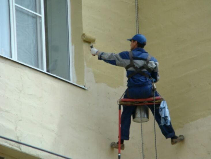 В Подмосковье женщина перерезала трос альпинисту, который ремонтировал фасад дома