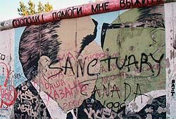 «Поцелуй Брежнева и Хоннекера» стерли с Берлинской стены