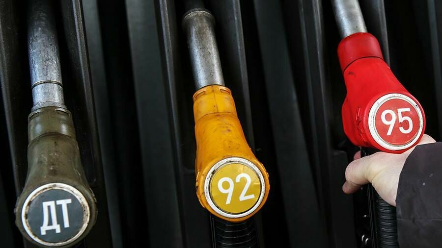 Нефтяники тестируют повышение цен на бензин на корпоративных клиентах