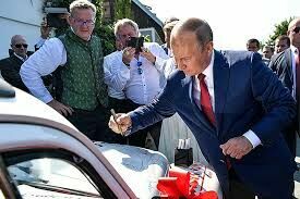 Кабриолет с автографом Путина продали на аукционе за 20 тысяч евро