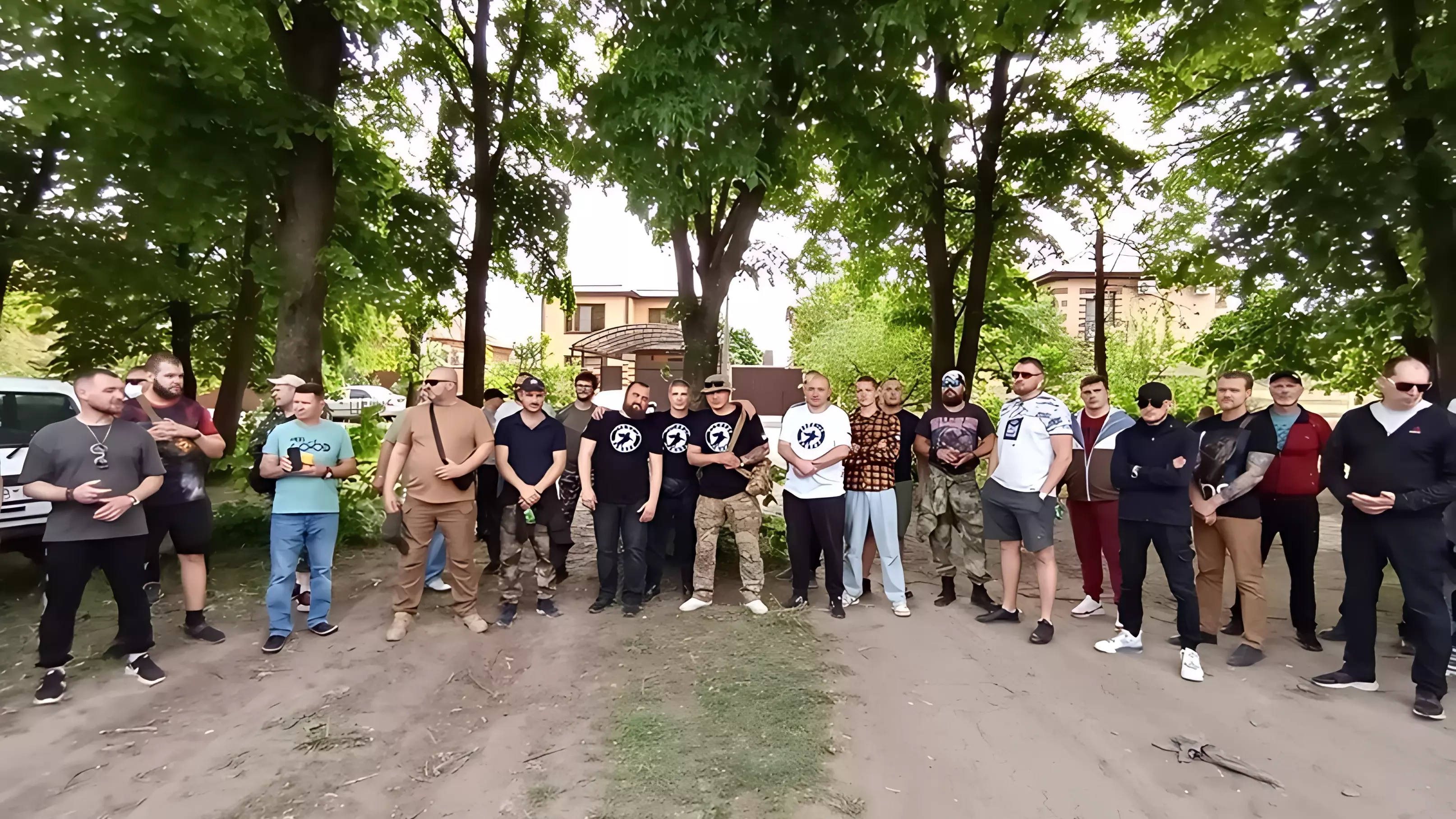 Сход бойцов «Русской общины» возле ростовской школы