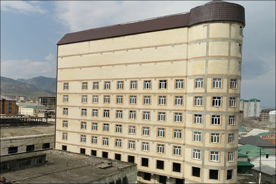 Постройка года: окна, выходящие на резиденцию муфтия в Дагестане,замуровали
