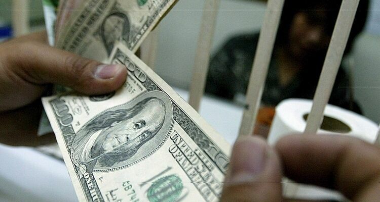 Доллар поднялся выше 80 рублей, обновив исторический максимум