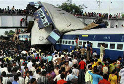 Власти Индии подозревают террористов в организации  железнодорожной аварии (ФОТО)