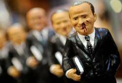 В Италии начали продавать статуэтки окровавленного Берлускони (ФОТО)