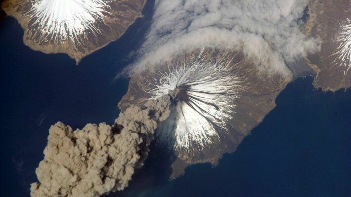 Над вулканом Шивелуч поднялся 10-километровый столб пепла