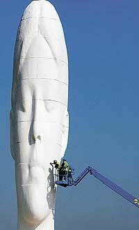 В Англии появилась 18-метровая скульптура головы