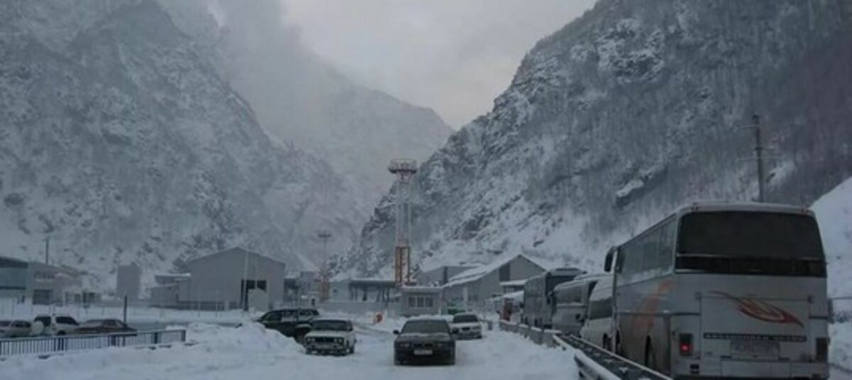 Военно-Грузинскую дорогу перекрыли для фур из-за снега и гололеда