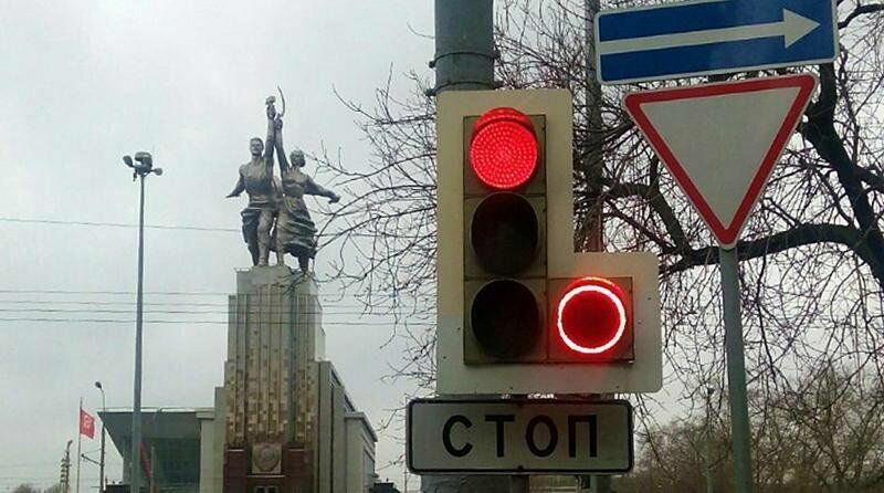 В Москве запустили светофоры с новым порядком правого поворота