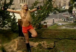 FEMENистки спилили крест над Майданом в поддержку «пусек»