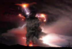 В Аргентине вулкан Копауэ извергает облака газа и пепла