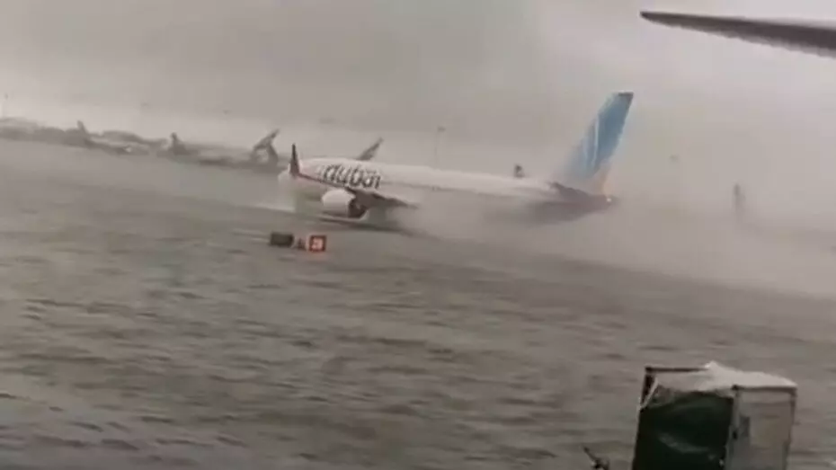 Самолет «плывет» по затопленной взлетной полосе в аэропорту Дубая