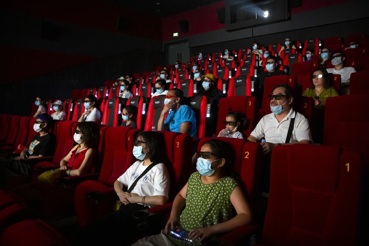 Для посещения театров и концертных залов россиянам потребуются маски