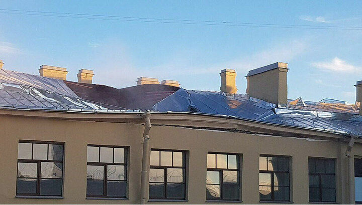 Как видно по фотографии, снега на крыше нет. Это исключает версию обрушения из-за скопившегося на крыше снега.