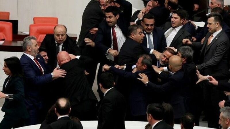 Турецкие депутаты устроили драку на дебатах по бюджету (ВИДЕО)