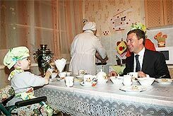 Дмитрий Медведев прилетел спасать экономику Урала