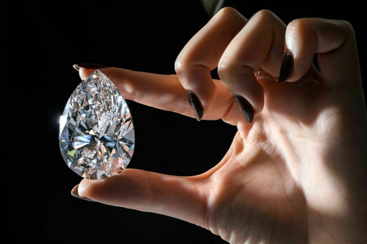 Ученые выяснили, откуда на Землю прибыли шестиугольные алмазы
