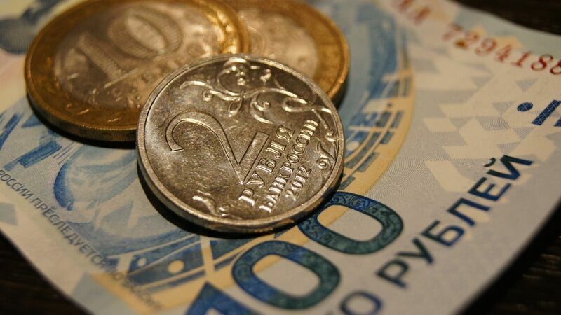 Рубль укрепился по отношению к доллару и евро