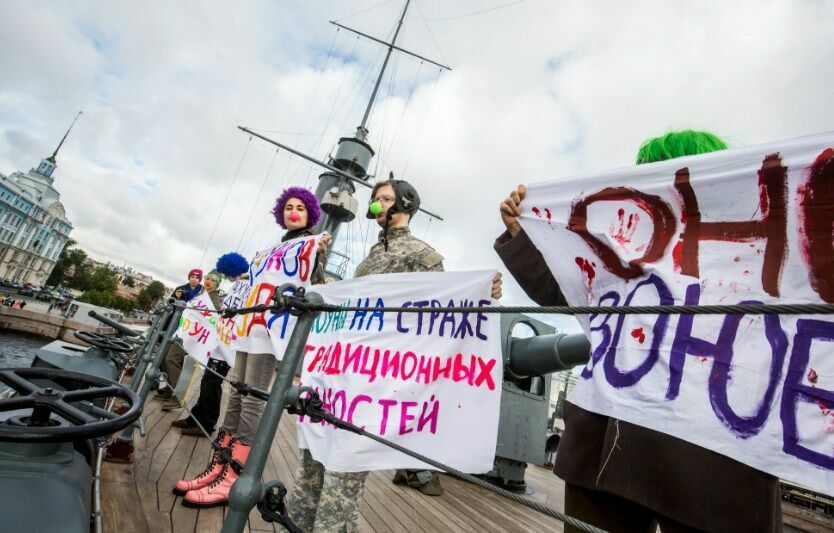 Антивоенные активисты нарядились в клоунов и провели акцию на крейсере "Аврора"