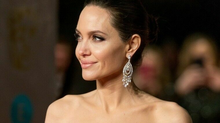 Анджелина Джоли попала в психиатрическую клинику