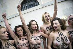 Голых FEMEN побили в Париже за веру в геев