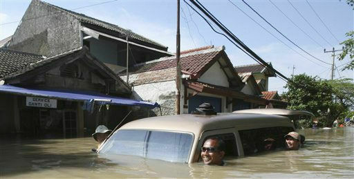 Наводнения, оползни и молнии забирают жизни