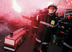 Пожарные Парижа задали жандармам жару