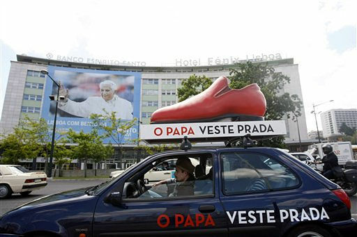 Португальцы возмущены тем, что «Папа носит Prada»