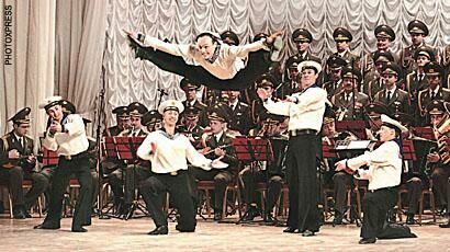  Солист балета ансамбля Виктор Михалин, знаменитая «разножка»