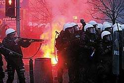 В Польше марш националистов разогнали слезоточивым газом