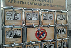 В Крыму установили стенды с «черным списком» россиян