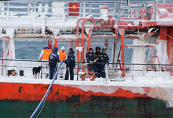 В танкере «Каракумнефть» девять пробоин, повреждены оба борта