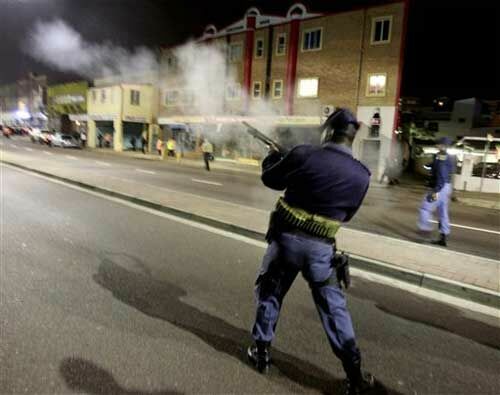 ЧМ-2010: Полицейские «угостили» слезоточивым газом