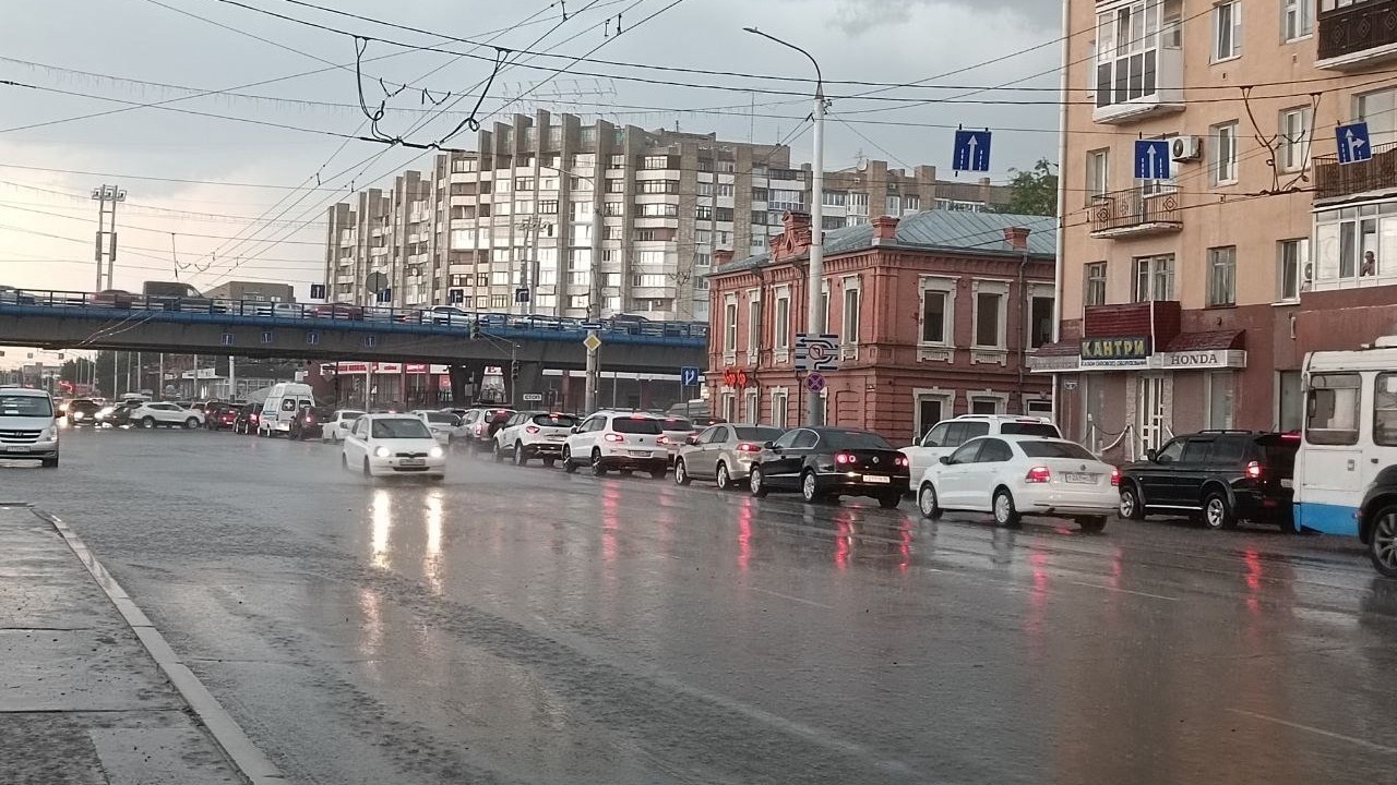 Улицы Омска затопило после проливного дождя (ВИДЕО)