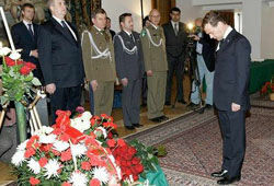 Медведев возложил цветы в посольстве Польши в Москве