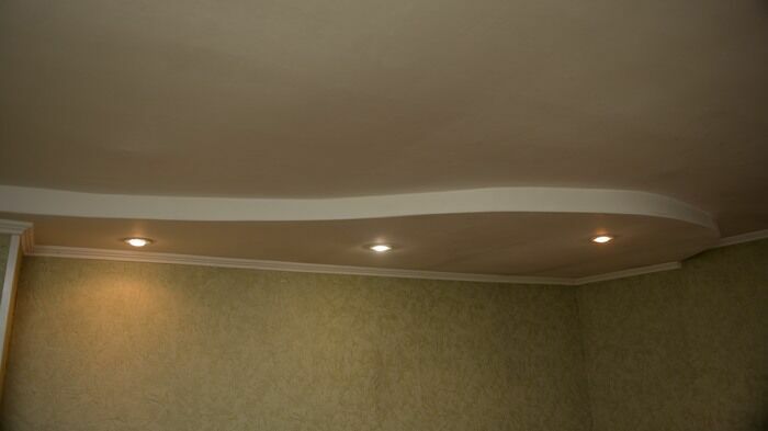 Двухуровневый потолок с диодной подсветкой - гордость хозяина гаража