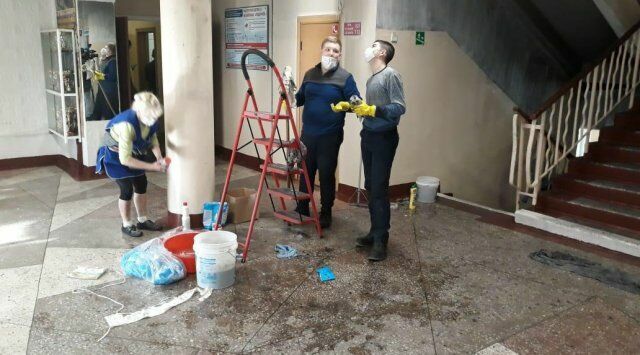 Сгоревшую школу Владивостока пришлось отмывать учителям и ученикам