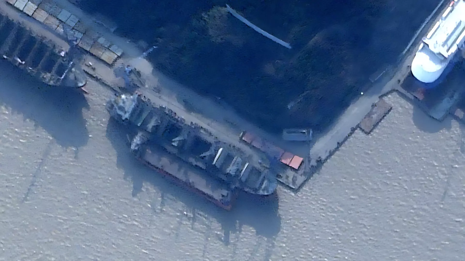 На этом спутниковом снимке хорошо видна «Ангара», пришвартованная в китайском порту