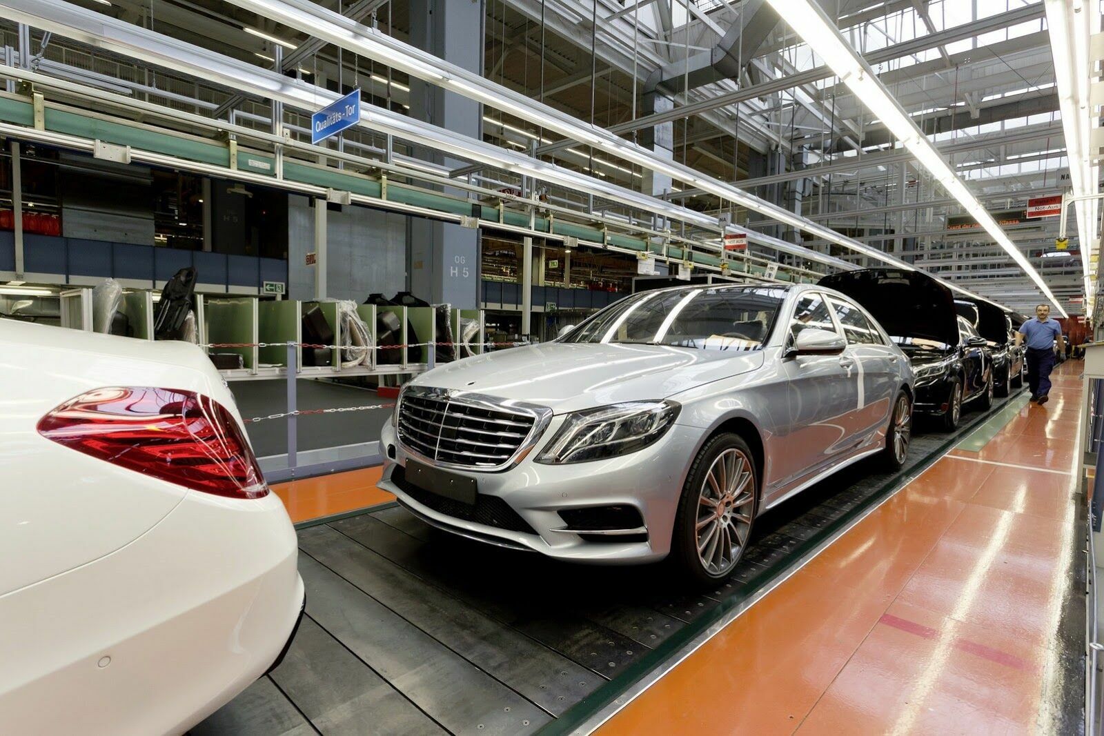 Mercedes показал, как роботы вместо людей собирают автомобили (видео)