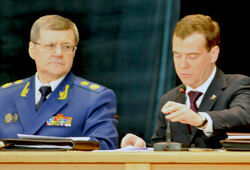 Медведев предложил переназначить Чайку генпрокурором