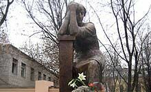 Памятник Марине Цветаевой открыт в центре Москвы