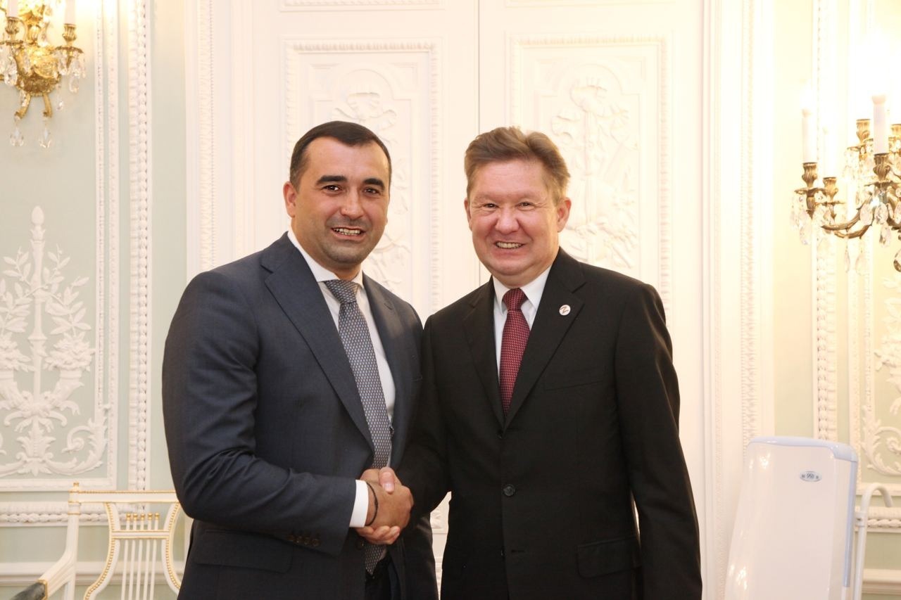 На фото: глава «Газпрома» Алексей Миллер (справа) и депутат Парламента Республики Молдова Адриан Албу (слева).