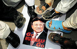 Президент Мушарраф ушел в отставку