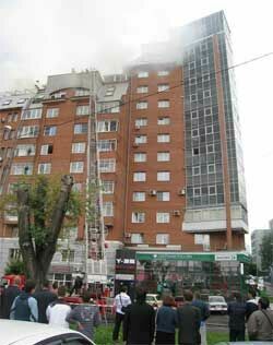 В Красноярске  тушили многоэтажку, в которой живет мэр (ФОТО)
