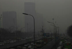 Власти Китая закрывают заводы в Пекине из-за жуткого смога